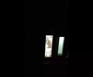 دختر کره ای که فضول پنجره را نشان می دهد