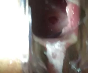 به داخل گودال عروسک او نگاه کنید
