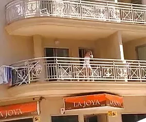 دختر بادامک پنهان بدون شورت در بالکن