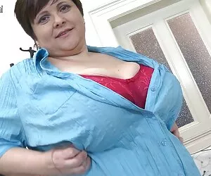 مادر بزرگسال سینه بزرگ با خودش بازی می کند.