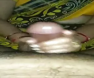 Desi Bhabhi دادن ماساژ روغن به خروس