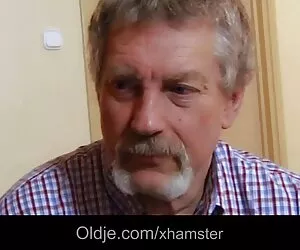 پیرمرد دختر داغ را در حالی که همسرش در خانه است fucks می کند