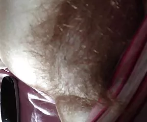 واقعاً موهای بلند بالای شورت او آویزان است.
