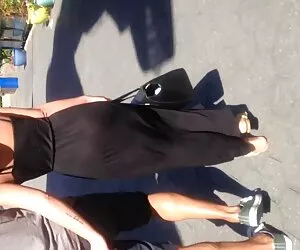 چادر آسیایی از طریق لباس سیاه دیده می شود