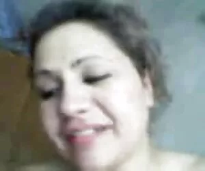 همسر عرب زیبا سرگرمی خود را انجام می دهد