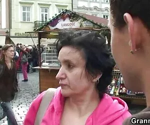 توریست مادربزرگ پیر روی خروسش می پرد