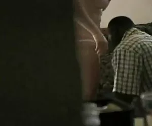 مرد و تماشا می کند