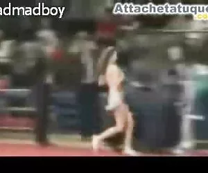 Cheerleader در طول یک بازی بسکتبال قسمت بالایی خود را برمی دارد