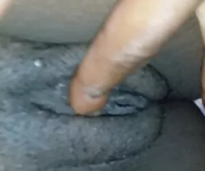 دختر آفریقای جنوبی که خودش را لمس می کند