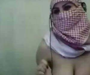 دختر عرب حجاب فلسطینی بزرگ جوانان خود را در وب کم نشان می دهد