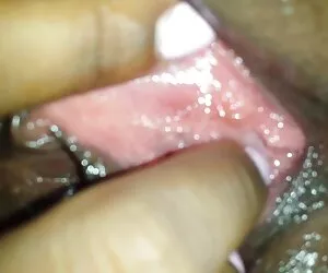عزیزم داغ هندی با گربه صورتی مرطوب بازی می کند