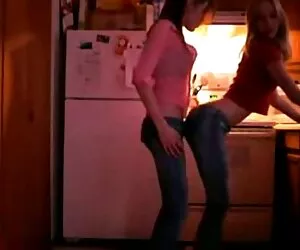 نوجوانان داغ همجنسگرا می رقصند و یکدیگر را می بوسند فیلم کامل Xxx