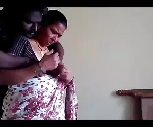 پیرزن توسط مرد جوان فریب خورده است.