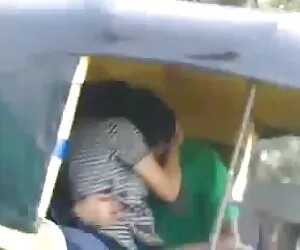 Desi auto rickshaw در حال بوسیدن