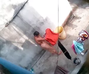 حمام کردن مادر بنگالی